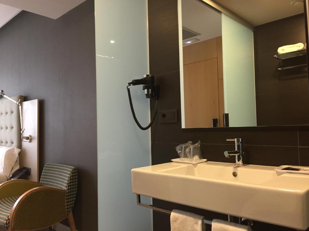 Hotel Urpi Сабадел Екстериор снимка