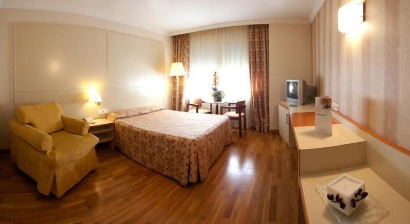 Hotel Urpi Сабадел Екстериор снимка