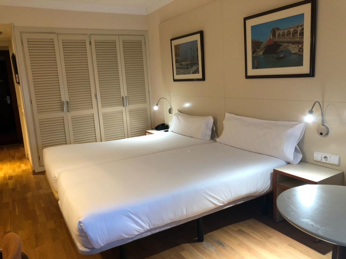 Hotel Urpi Сабадел Екстериор снимка