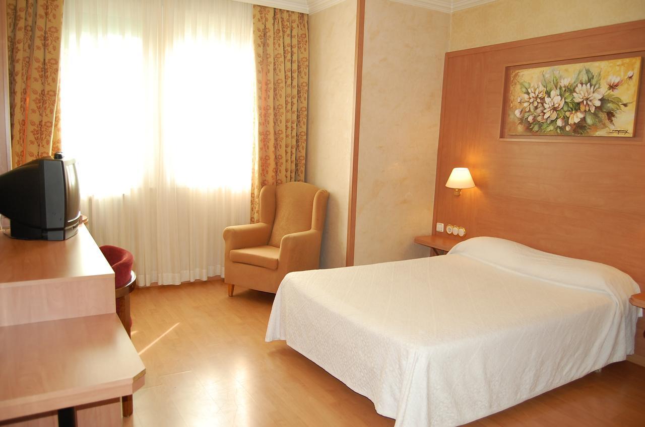 Hotel Urpi Сабадел Екстериор снимка