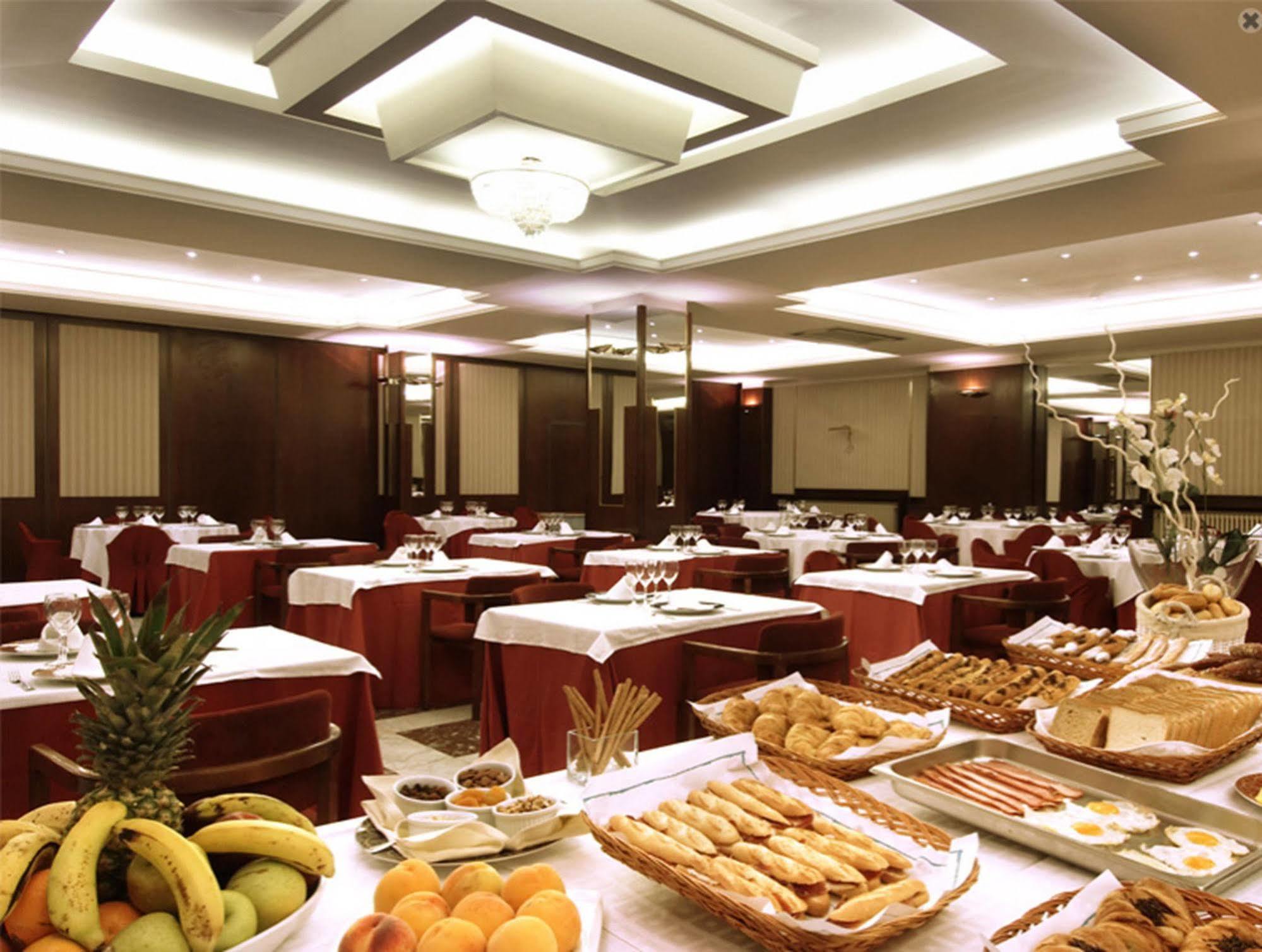 Hotel Urpi Сабадел Екстериор снимка