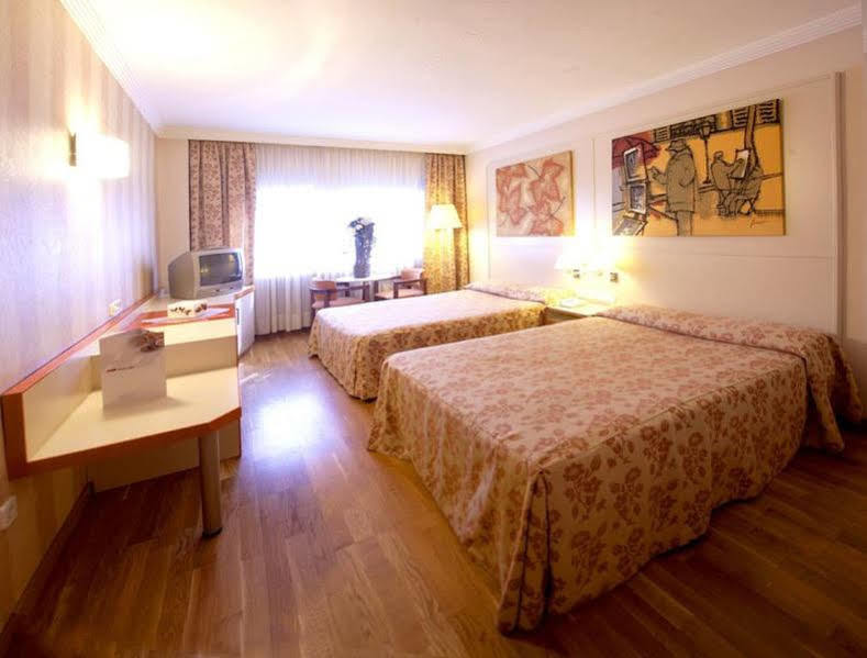 Hotel Urpi Сабадел Екстериор снимка