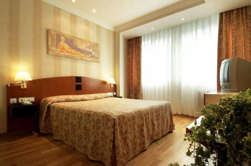 Hotel Urpi Сабадел Екстериор снимка