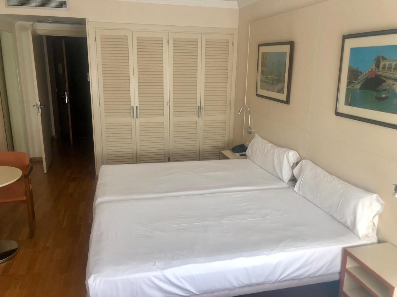 Hotel Urpi Сабадел Екстериор снимка