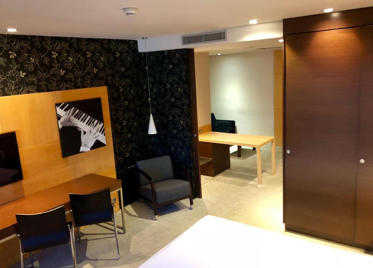 Hotel Urpi Сабадел Екстериор снимка