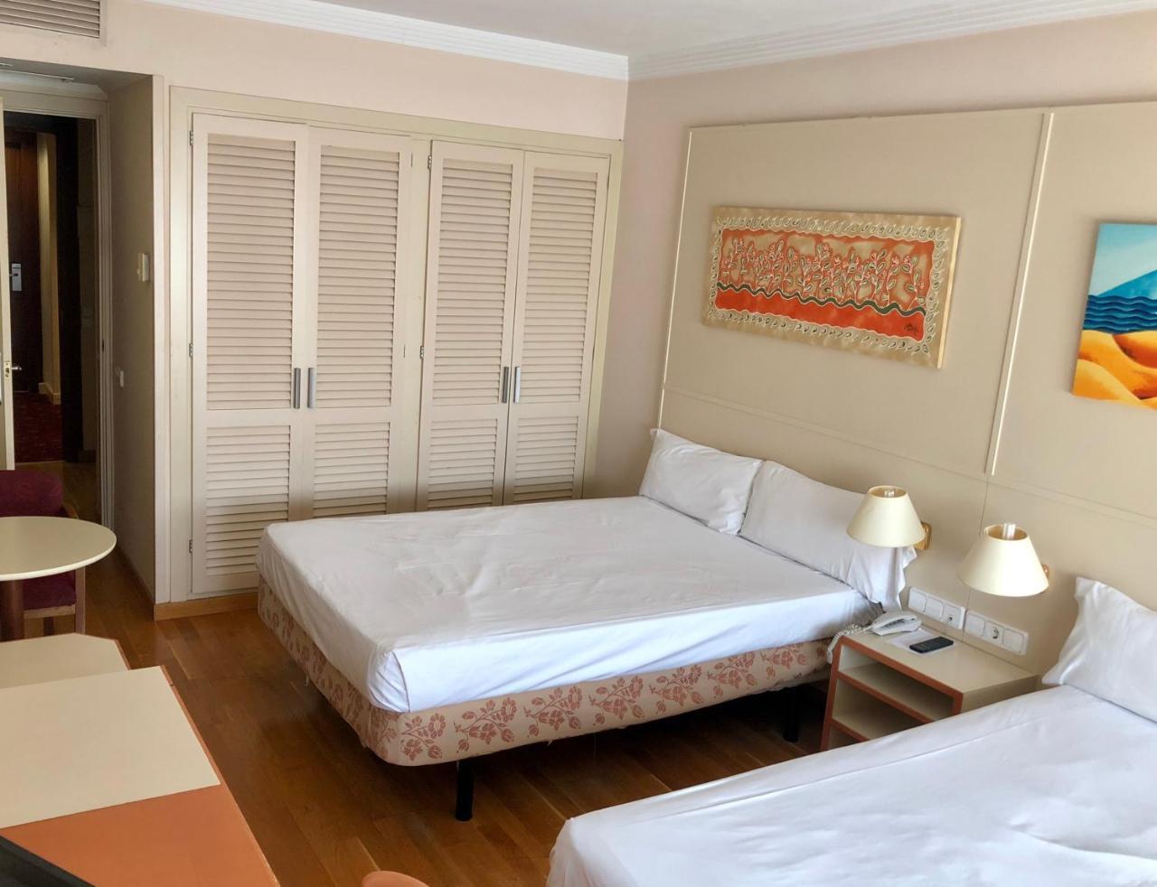 Hotel Urpi Сабадел Екстериор снимка
