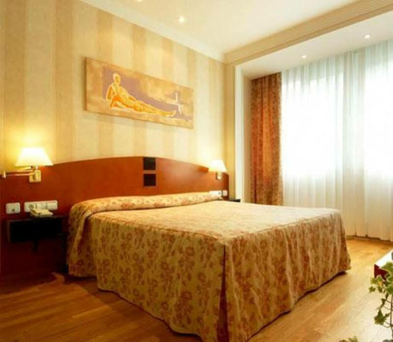 Hotel Urpi Сабадел Екстериор снимка